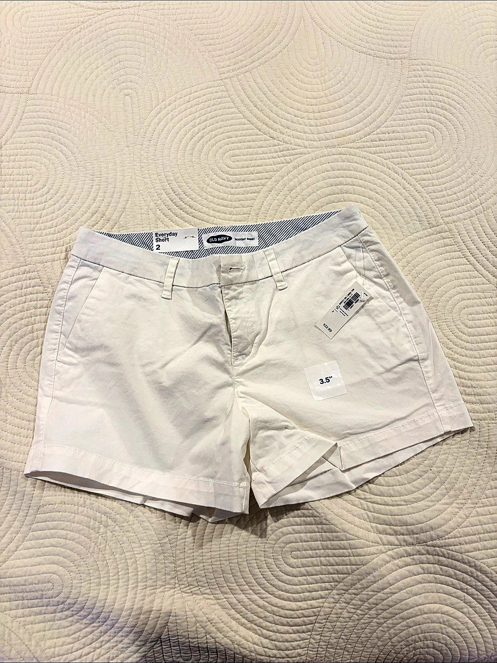 Old Navy Relaxed Mid-Rise Everyday Shorts - 3.5-inch inseam White Size 2